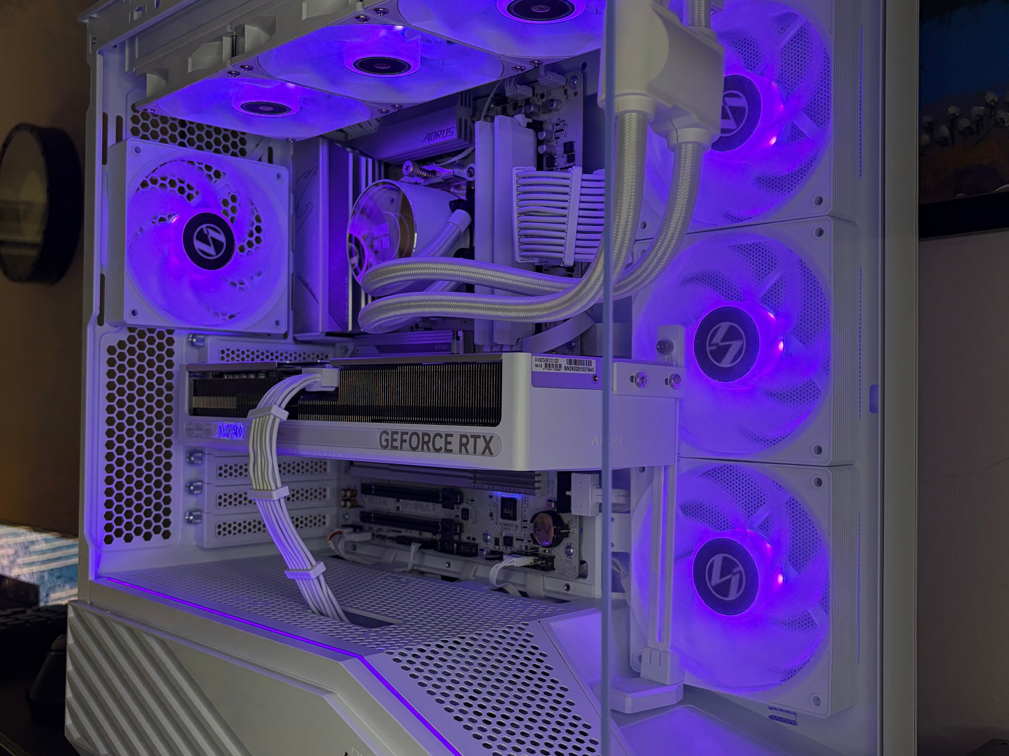 All White 9700X / 5070 AERO / Lian Li V100