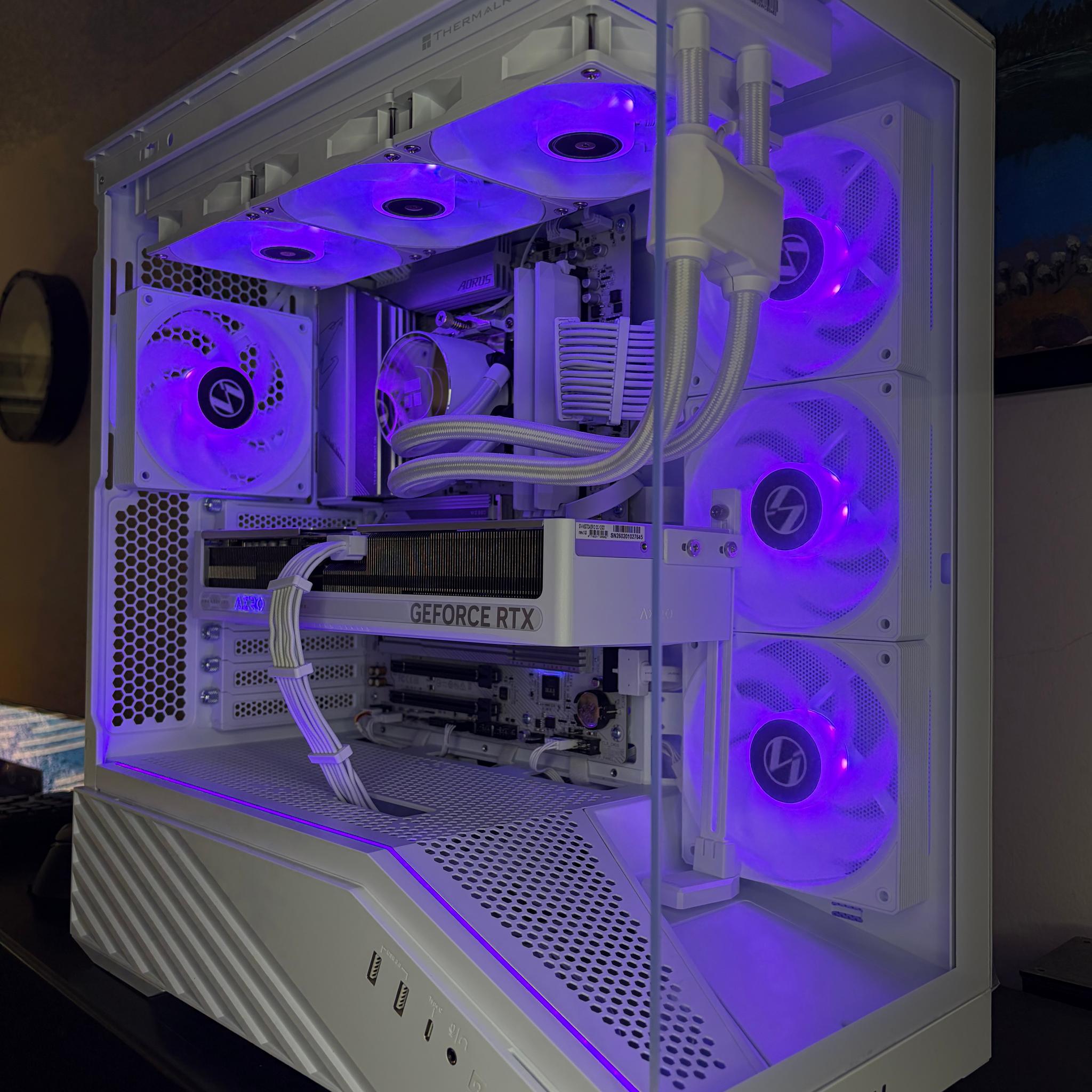 All White 9700X / 5070 AERO / Lian Li V100