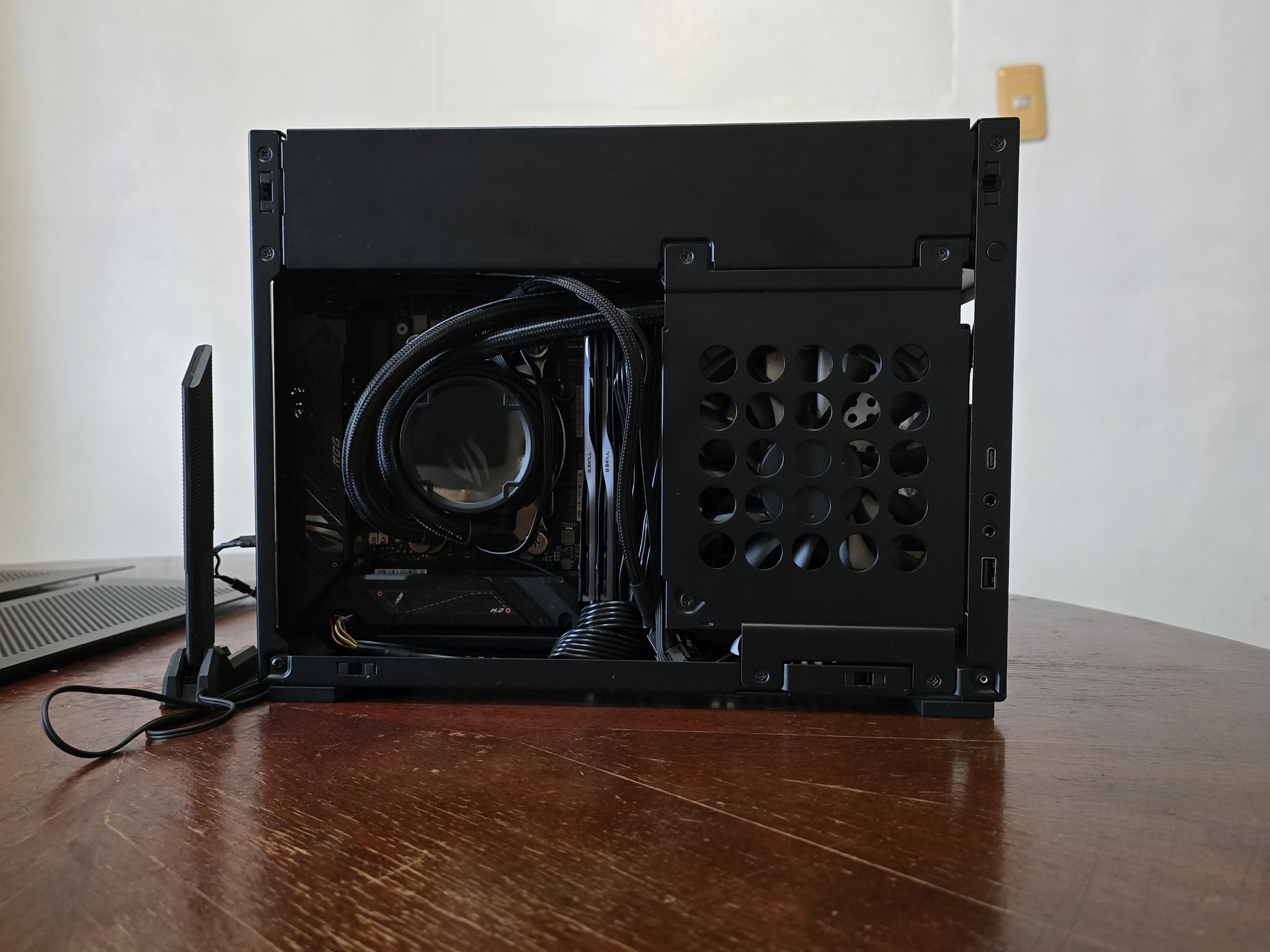 Compact Gaming – Ryzen 7 7800X3D | RTX 4070 | 64GB DDR5 | 240mm AIO | 1000W Platinum SFF PC