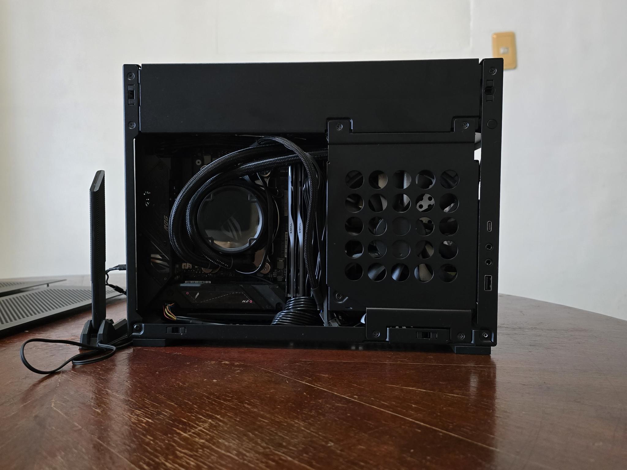 Compact Gaming – Ryzen 7 7800X3D | RTX 4070 | 64GB DDR5 | 240mm AIO | 1000W Platinum SFF PC
