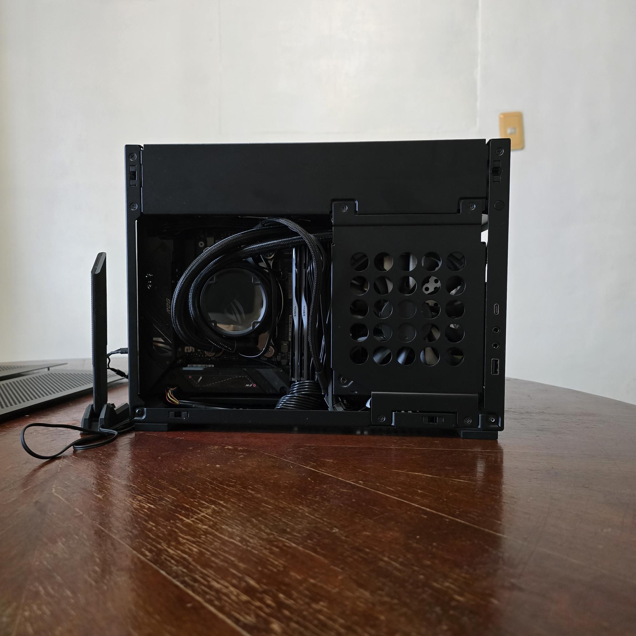 Compact Gaming – Ryzen 7 7800X3D | RTX 4070 | 64GB DDR5 | 240mm AIO | 1000W Platinum SFF PC