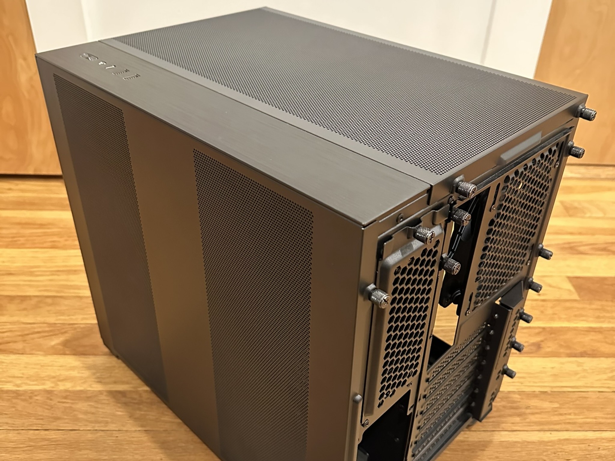 Lian Li 011 Air Mini w/ PCIe 4.0 Vertical bracket kit