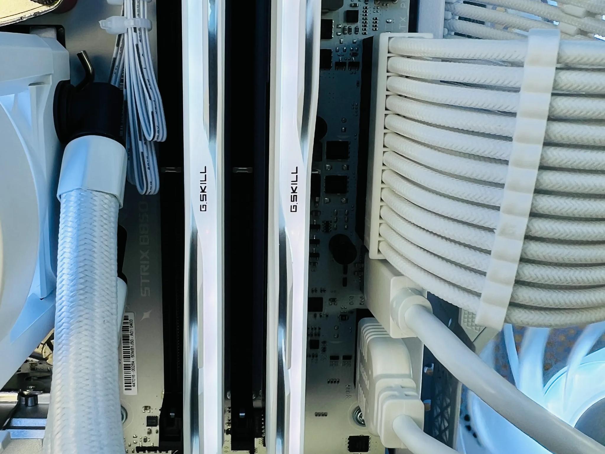 5080 AORUS MASTER ICE 9800X3D 32GB DDR5 2TB M.2 WIFI 7 Win 11 Pro