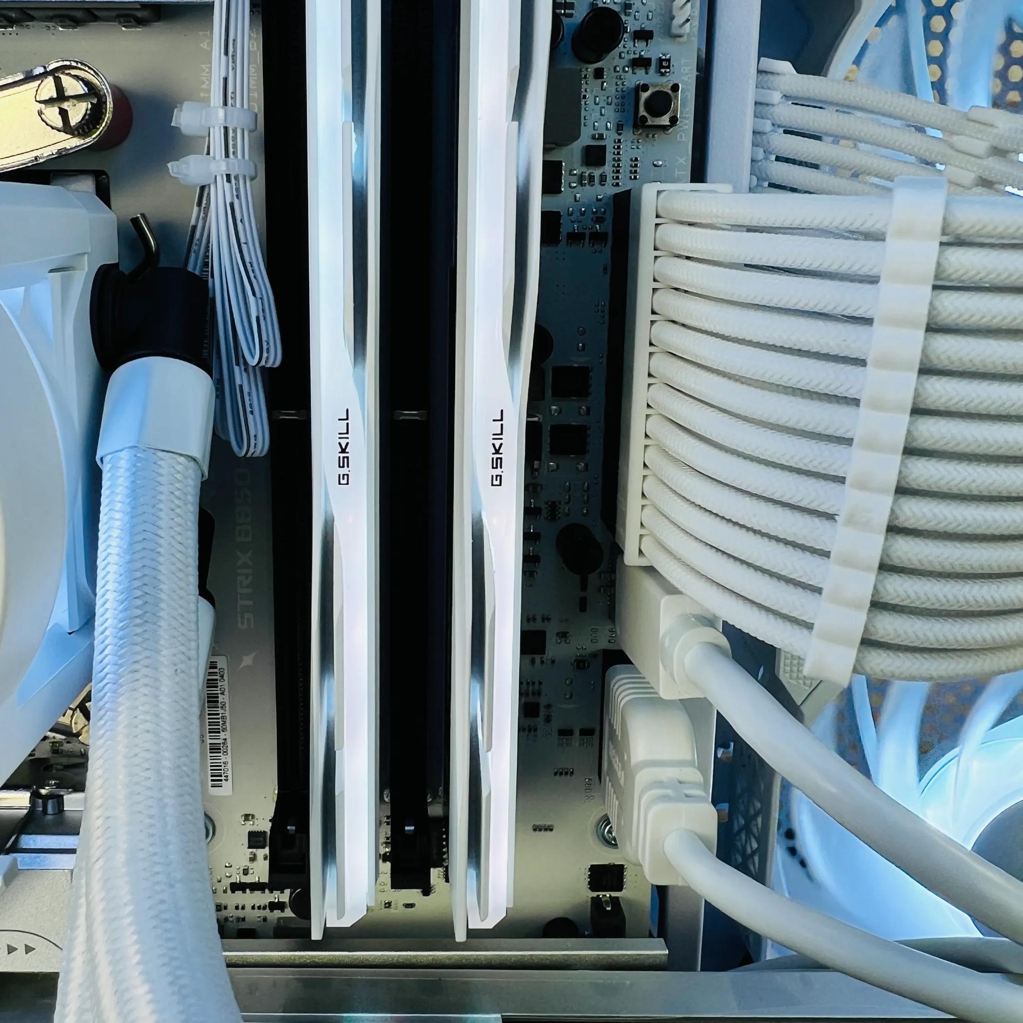 5080 AORUS MASTER ICE 9800X3D 32GB DDR5 2TB M.2 WIFI 7 Win 11 Pro