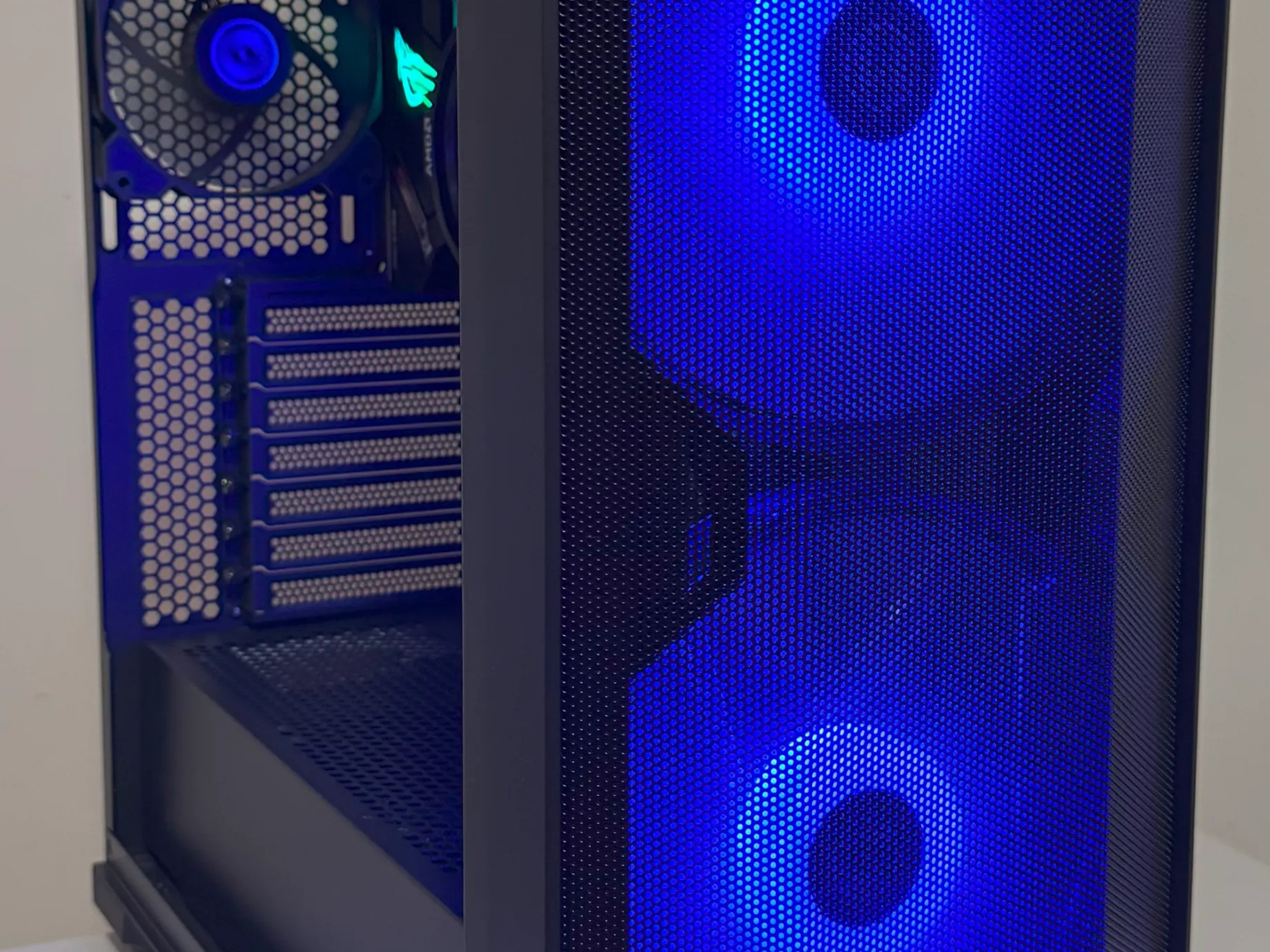 ASUS STRIX B550-F AMD Ryzen 5 5600GT Gaming PC Radeon Vega 7 Graphics 32GB DDR4 1TB SSD Lian Li 215