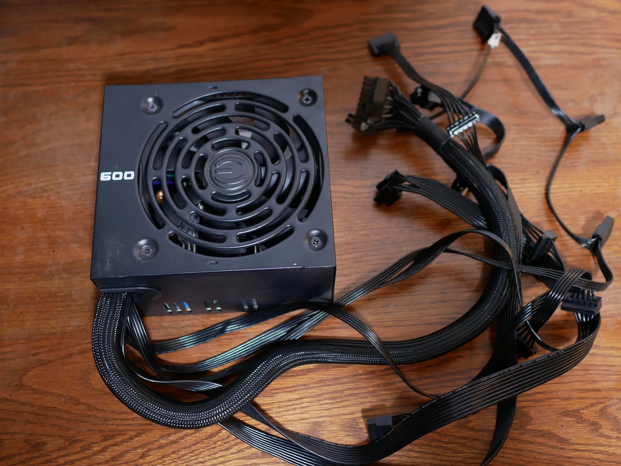EVGA 600 W1, 80+ WHITE 600W, Power Supply 100-W1-0600-K1