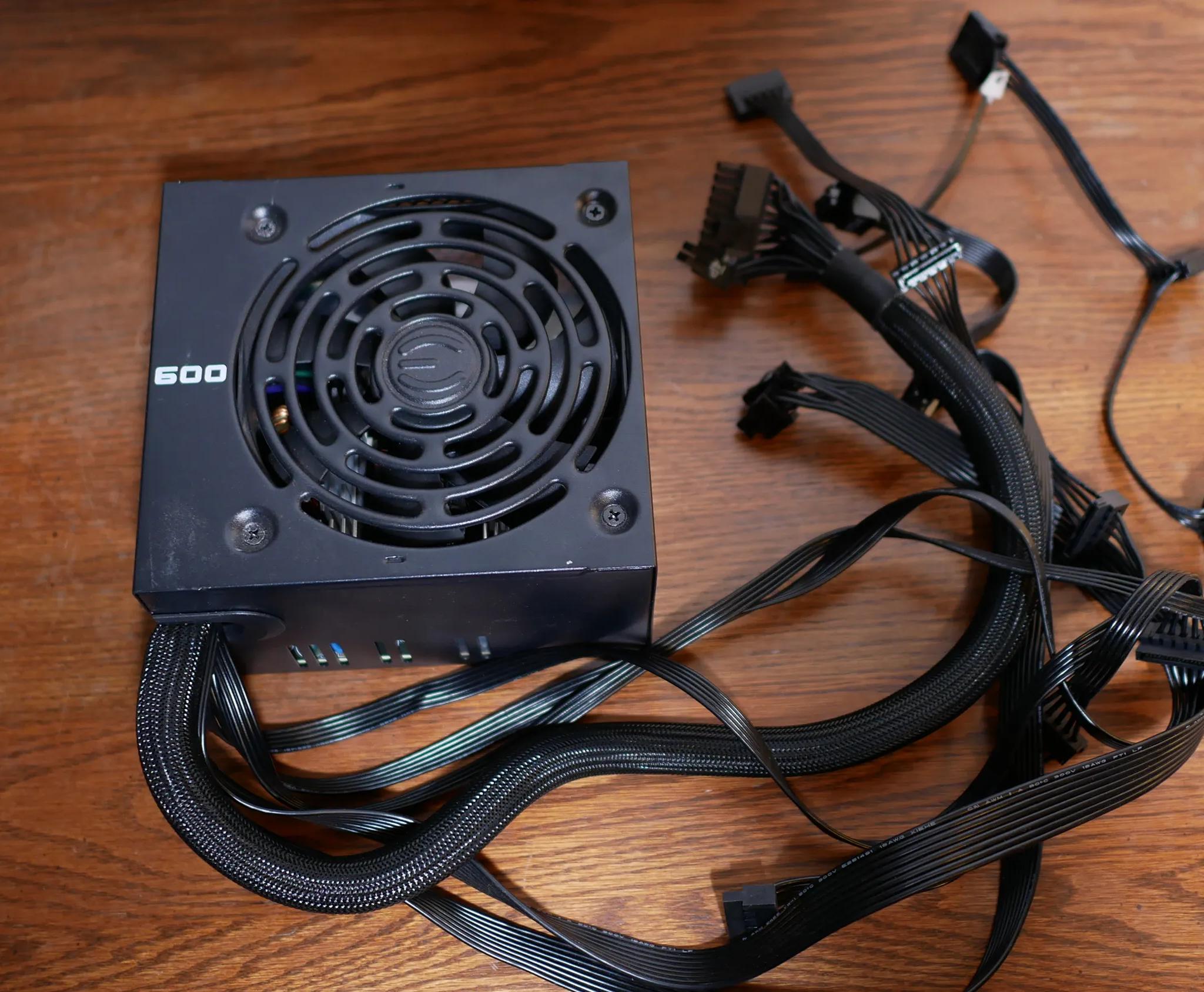 EVGA 600 W1, 80+ WHITE 600W, Power Supply 100-W1-0600-K1
