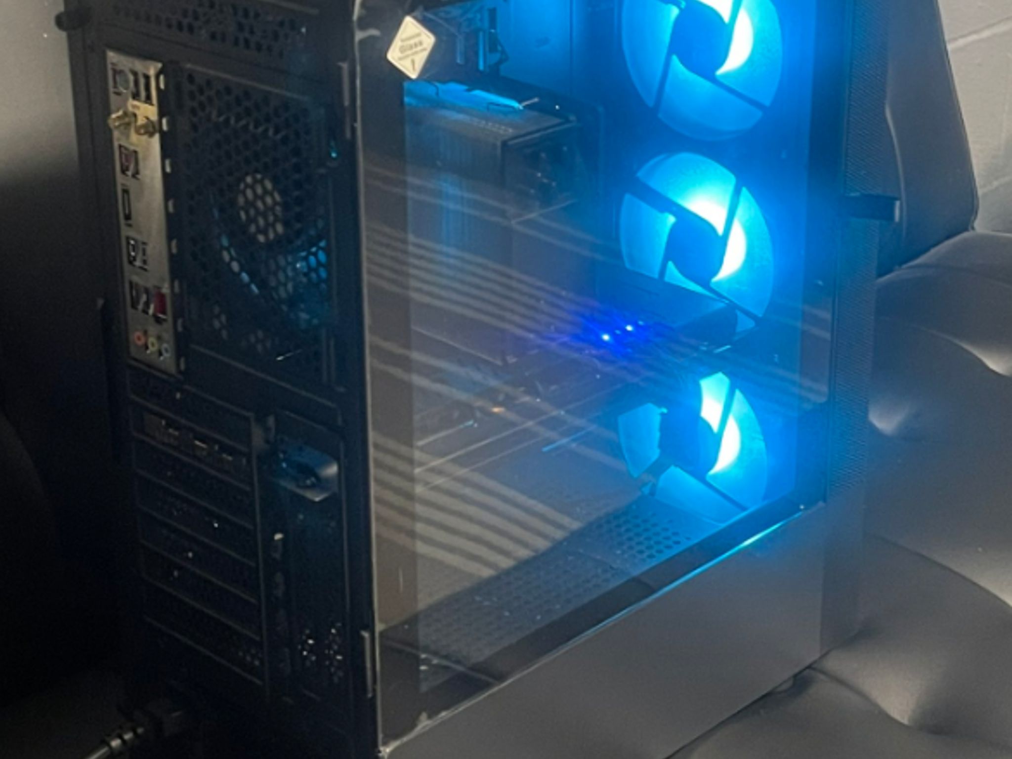 RX 5600 XT, Intel Core i3-10105F, Gigabyte Z590 UD AC (WiFi)
