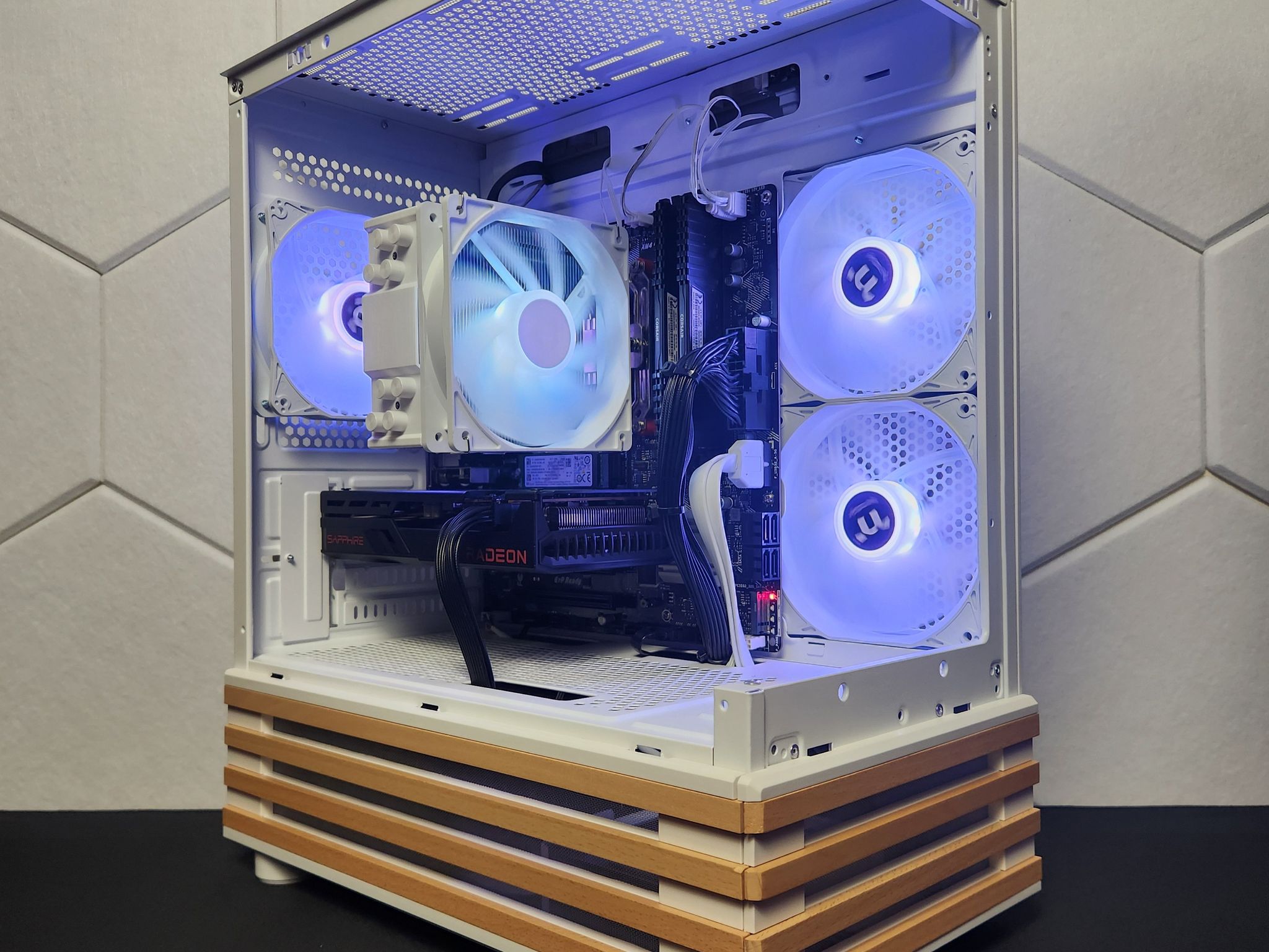 RX 6600 | Ryzen 5 5500 | 16GB DDR4 | 256GB SSD + 1TB HDD | WIFI+BT | Win 11 Home "Ice Cap"