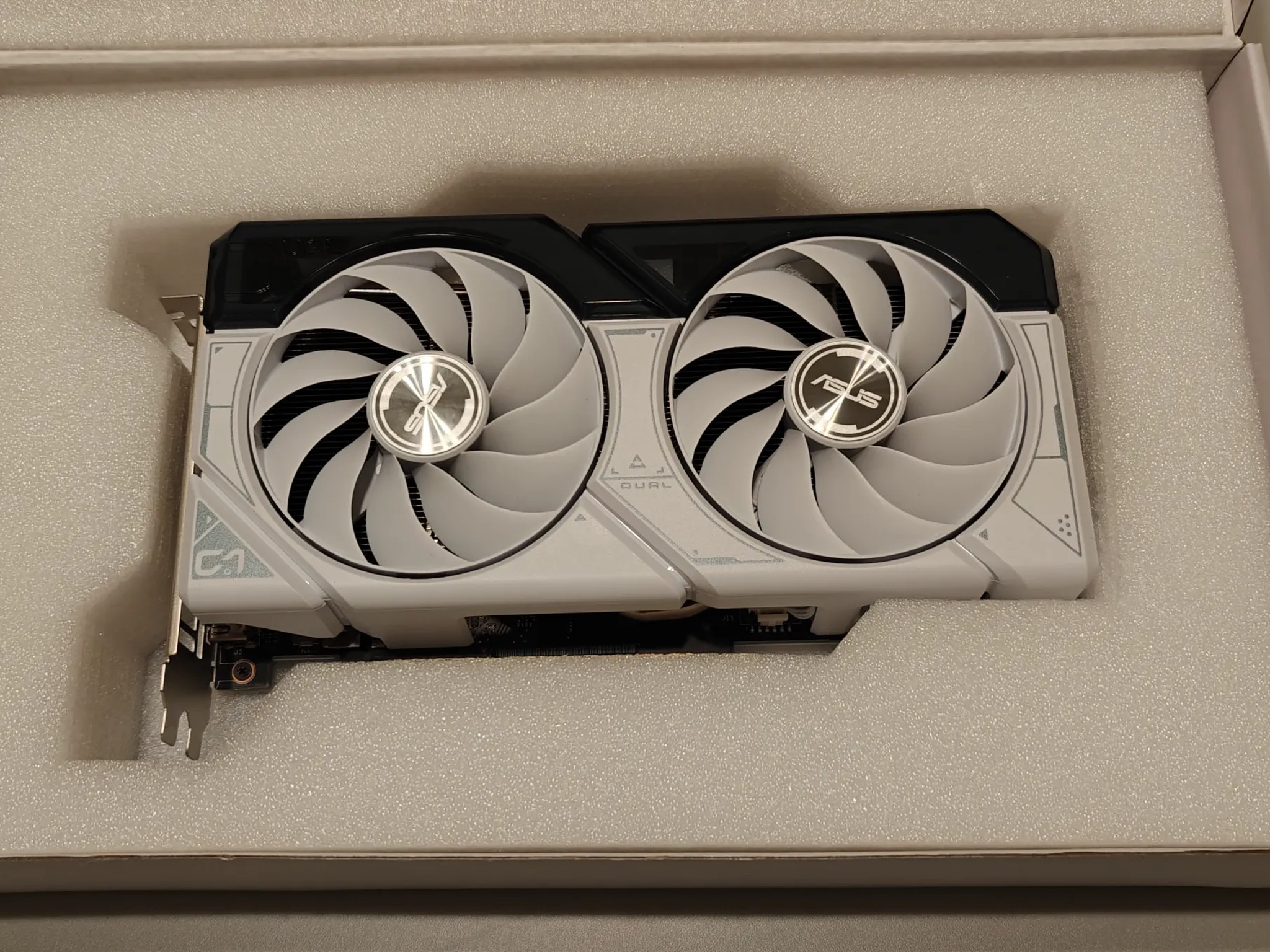ASUS Dual GeForce RTX 4060 Ti White OC Edition 8GB GDDR6