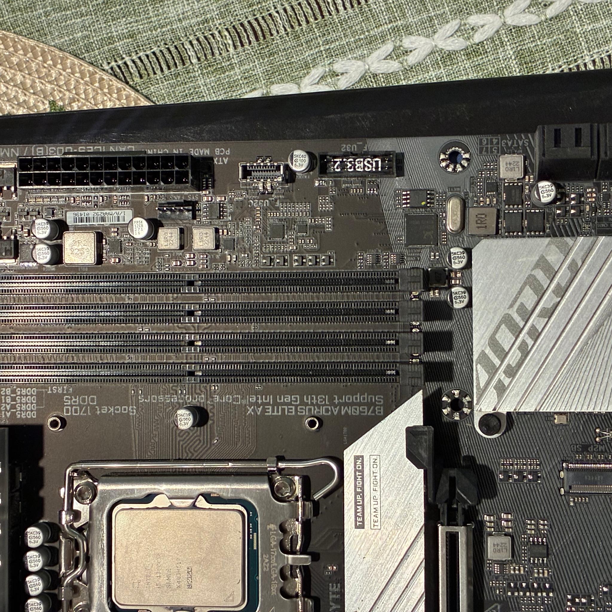 Gigabyte B760M AORUS ELITE AX + Intel I5-13600kf