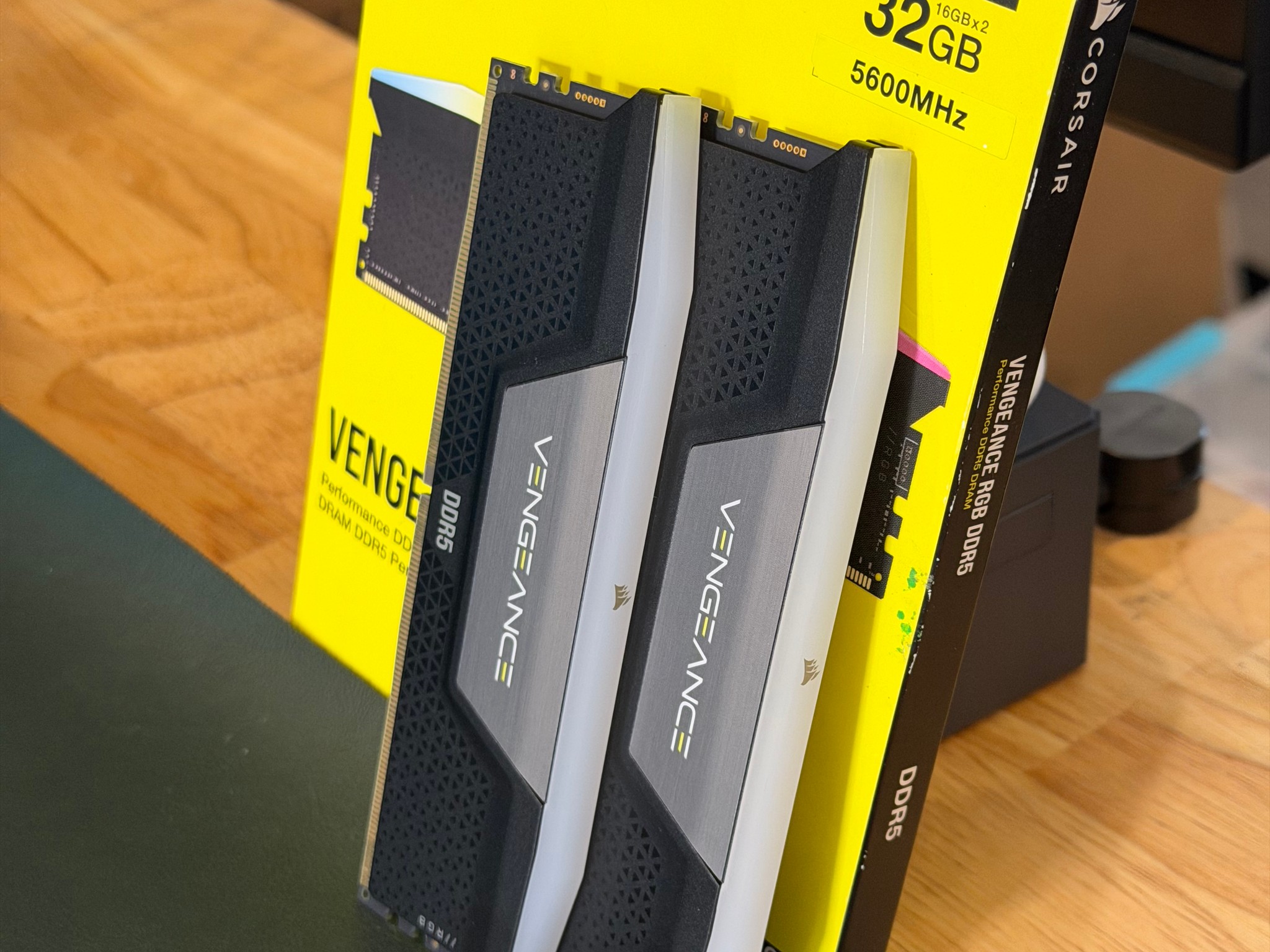 Corsair Vengeance RGB 32GB (2x16GB) DDR5-5600 CL40 (CMH32GX5M2B5600C40K)