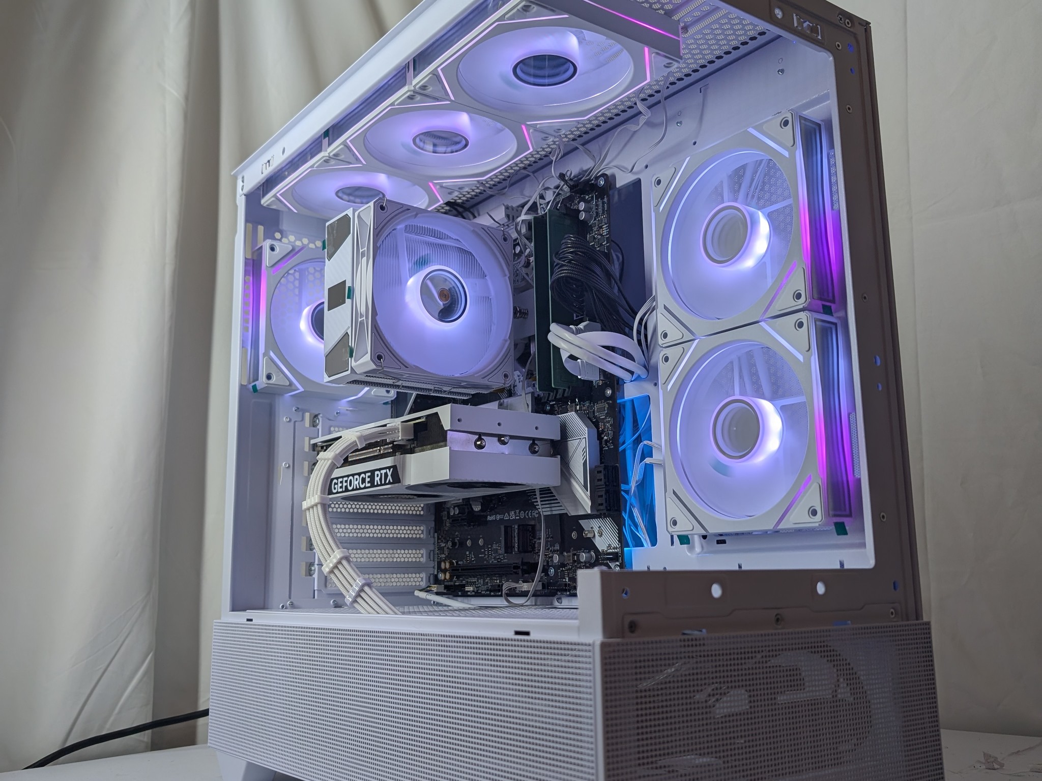 RTX 4070 | RYZEN 5 7600X | 16gb DDR5 | 1TB NVME | ALL WHITE