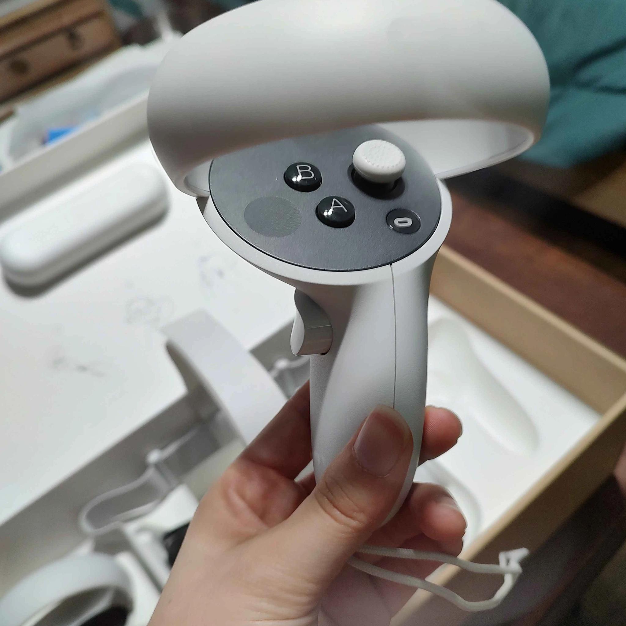 Oculus(Meta) Quest 2 128GB Headset + 2 Controllers and Accessories
